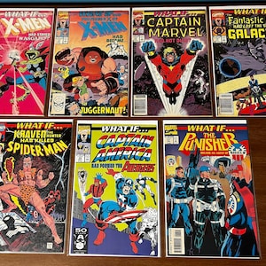 Puede incluir: Una colección de ocho cómics con personajes de Marvel. Las portadas presentan varios personajes, entre ellos Captain Marvel, Captain America, The Punisher, Spider-Man y los X-Men. Las portadas tienen todas el mismo estilo, con una combinación de colores rojo, blanco y azul. El texto de las portadas dice "What If..." seguido del nombre del personaje y una breve descripción del escenario.