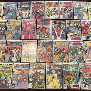 Puede incluir: Una colección de 30 cómics con varios personajes de Marvel, incluyendo Wolverine, Spider-Man, Capitán América y los Cuatro Fantásticos. Las portadas son coloridas y presentan ilustraciones de los personajes en acción.
