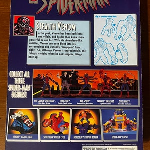 Puede incluir: La parte posterior de una caja de embalaje para una figura de acci&oacute;n de Spider-Man. La caja es azul y plateada con una imagen del personaje Venom en la parte delantera. El texto de la caja dice "The Amazing Spider-Man" y "Stealth Venom". La parte posterior de la caja muestra una variedad de otras figuras de acci&oacute;n y veh&iacute;culos de Spider-Man.
