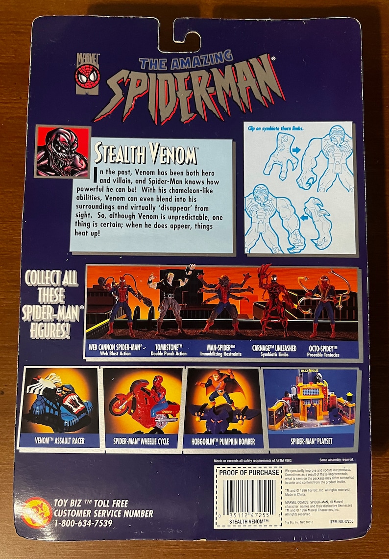 Puede incluir: La parte posterior de una caja de embalaje para una figura de acci&oacute;n de Spider-Man. La caja es azul y plateada con una imagen del personaje Venom en la parte delantera. El texto de la caja dice "The Amazing Spider-Man" y "Stealth Venom". La parte posterior de la caja muestra una variedad de otras figuras de acci&oacute;n y veh&iacute;culos de Spider-Man.