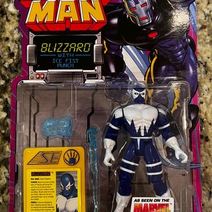 K&ouml;nnte beinhalten: Eine blaue und wei&szlig;e Actionfigur von Blizzard, einem Marvel Comics-Charakter, mit einem Eisfaust-Schlag. Die Figur ist in einer Plastik-Blisterverpackung mit einer gelben und schwarzen Karte verpackt, die den Namen des Charakters, seine Kr&auml;fte und sein Profil zeigt. Die Karte enth&auml;lt auch ein kleines Bild des Charakters. Die Verpackung zeigt auch ein rotes und gelbes Marvel Action Hour-Logo.