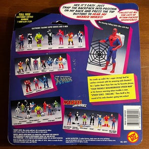 K&ouml;nnte beinhalten: R&uuml;ckseite einer Toy Biz Actionfigur-Verpackung mit Marvel Superhelden und X-Men. Die Verpackung zeigt Bilder verschiedener Actionfiguren, darunter Spider-Man, Wolverine und Magneto. Der Text auf der Verpackung lautet "Electronic Talking Super Heroes and X-Men."
