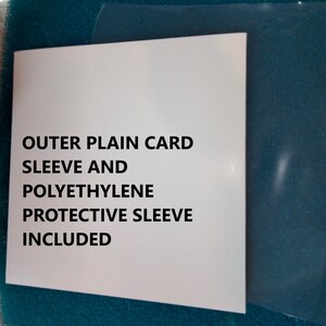 K&ouml;nnte beinhalten: Eine wei&szlig;e Karte mit dem Text "OUTER PLAIN CARD SLEEVE AND POLYETHYLENE PROTECTIVE SLEEVE INCLUDED" wird angezeigt. Eine transparente Plastikh&uuml;lle ist rechts sichtbar. Die Karte liegt auf einer t&uuml;rkisfarbenen Oberfl&auml;che.