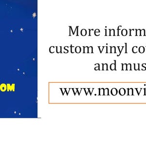K&ouml;nnte beinhalten: Dunkelblaue Grafik mit goldenem Halbmond und Sternen. Gelber Text lautet "MOON CUSTOM RECORDS". Zus&auml;tzlicher Text bietet Informationen zu individuellen Vinylh&uuml;llen, Etiketten und Musik, mit einer Website-Adresse.