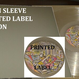 K&ouml;nnte beinhalten: Eine transparente Schallplatte mit einem bedruckten Etikett, gezeigt mit einer schlichten H&uuml;lle. Das Etikett zeigt eine farbenfrohe Illustration. Der Text auf dem Bild lautet "PLAIN SLEEVE PRINTED LABEL OPTION" und "PRINTED LABEL".