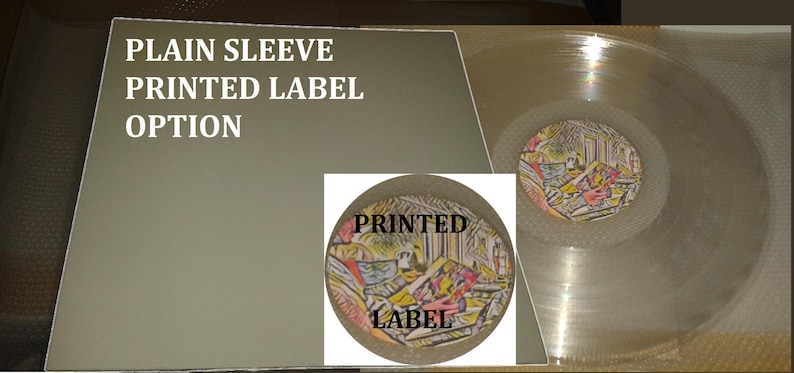 K&ouml;nnte beinhalten: Eine transparente Schallplatte mit einem bedruckten Etikett, gezeigt mit einer schlichten H&uuml;lle. Das Etikett zeigt eine farbenfrohe Illustration. Der Text auf dem Bild lautet "PLAIN SLEEVE PRINTED LABEL OPTION" und "PRINTED LABEL".