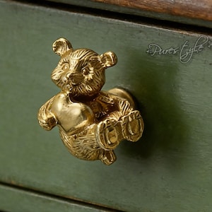 Puede incluir: Un juego de tres tazas de cerámica con un acabado moteado y mate. Las tazas son en tonos crema, gris claro y gris oscuro. Cada taza tiene un diseño simple y minimalista, ideal para café o té.