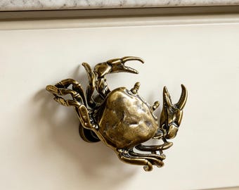Tirador de cangrejo de latón vintage, tirador de cajón náutico costero de latón antiguo, herrajes de gabinetes con animales marinos para decoración de cocina playera.