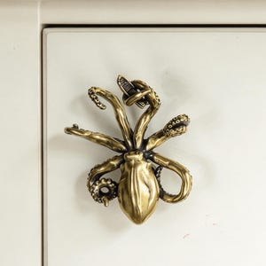 Maniglia per mobile a forma di polpo in ottone vintage / Maniglia per cassetto antica in ottone a forma di vita marina / Accessori da cucina nautici e costieri / Pomello decorato a forma di Kraken per comò