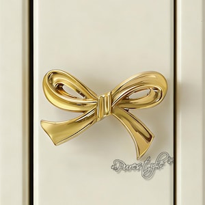 Puede incluir: Un letrero de madera rústica con el texto "Welcome to our home" en letras blancas. El letrero presenta un acabado envejecido y un diseño sencillo y acogedor, ideal para un porche o entrada.