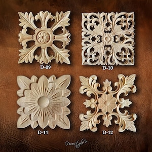 Puede incluir: Cuatro cuadrados decorativos de madera tallada con diseños florales y de hojas detallados. Cada cuadrado presenta un patrón único, incluyendo una flor central y hojas con volutas. Los cuadrados están etiquetados D-09, D-10, D-11 y D-12.
