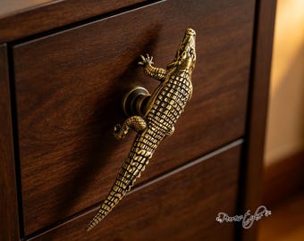 Antique Brass Crocodile Drawer Knob, Reptile Cabinet Pull, Brass Pull Handle, Vintage Wildlife Furniture Hardware for Dresser Cupboard Decor