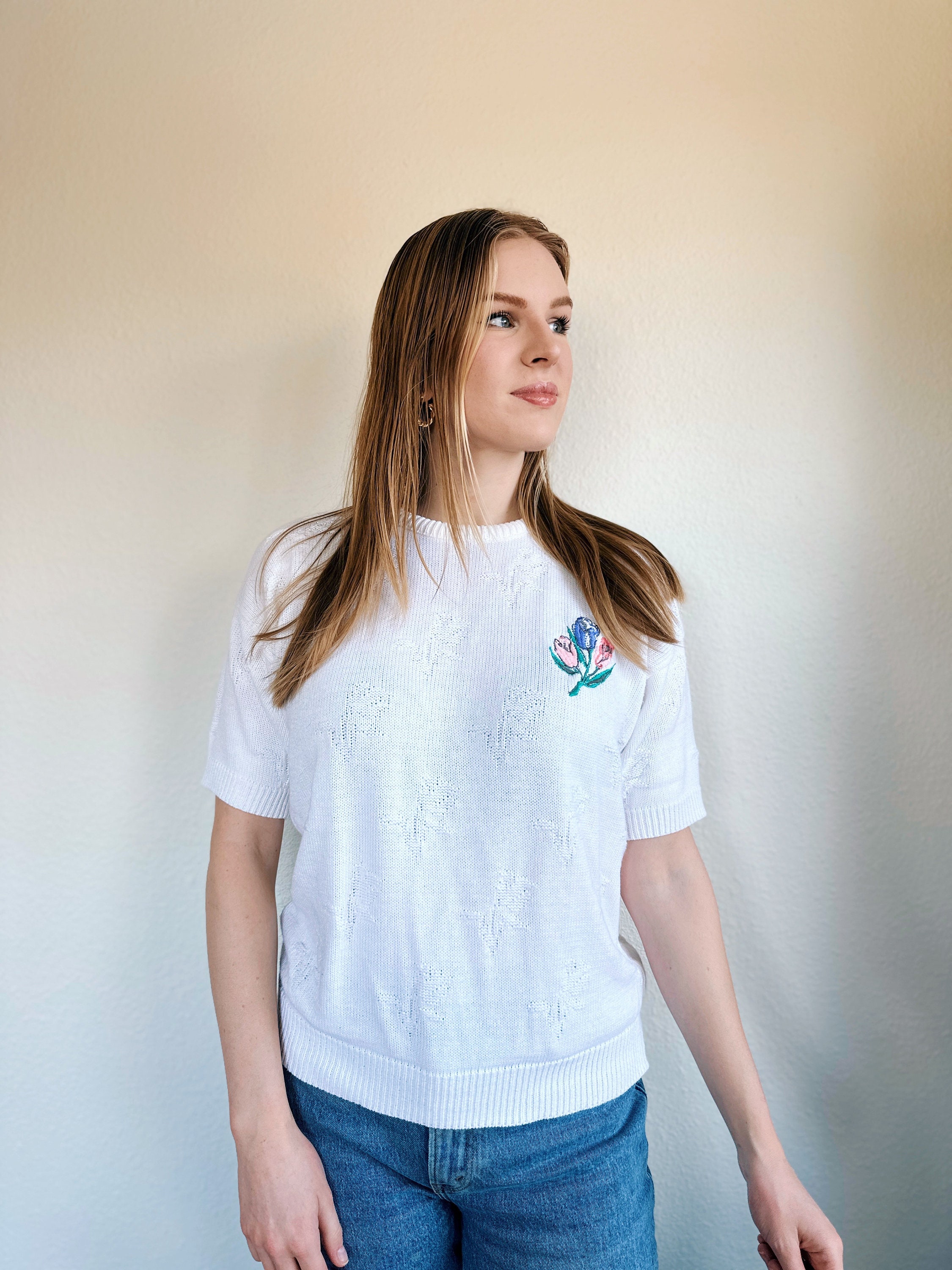 チューリップの刺繍が施されたヴィンテージの白いニットTシャツ - Etsy 
