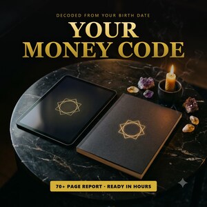 Può includere: Un tablet nero e un taccuino nero, entrambi con un emblema a stella geometrica dorata. Il testo recita DECODED FROM YOUR BIRTH DATE YOUR MONEY CODE e 70+ PAGE REPORT READY IN HOURS. Vicino ci sono piccoli cristalli viola e gialli e una candela.