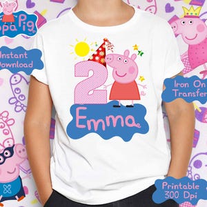 Pode incluir: Camiseta branca com Peppa Pig, um número 2 rosa, um sol e o nome "Emma". O design inclui um chapéu de festa e estrelas, perfeito para um aniversário. É uma transferência imprimível de 300 DPI.