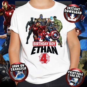 Könnte beinhalten: Weißes T-Shirt mit einer Gruppe von Marvel-Superhelden, darunter Iron Man, Captain America und Spider-Man. Das Shirt trägt den Text "BIRTHDAY BOY ETHAN 4" in Schwarz und Rot. Das Design ist von Bildern anderer Marvel-Charaktere umgeben.