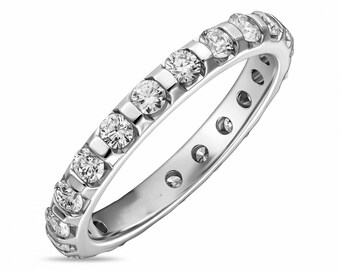 Anillo de eternidad con diamantes de laboratorio y engaste de bisel de oro de 14k con detalles milgrain.