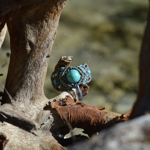 Cyana. (Bague en micro-macramé, perles turquoise.)