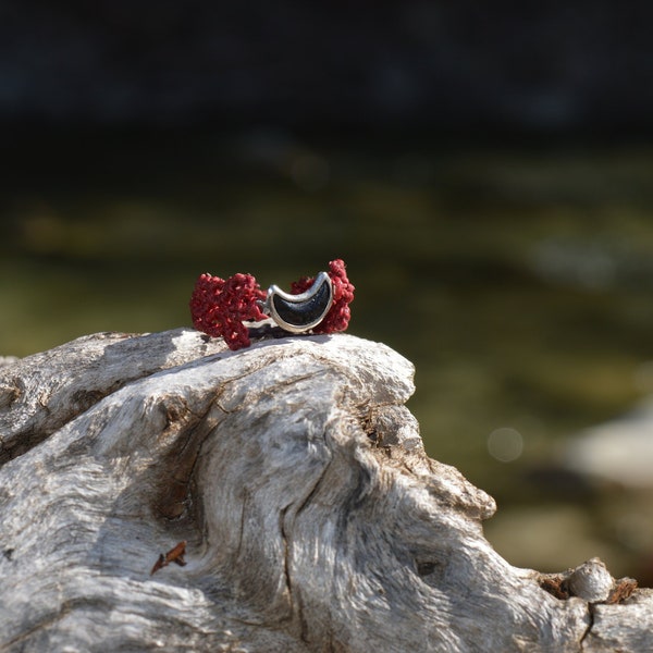 Munäk. Bague en macrame rouge et lune noire