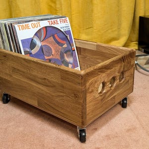 高級ビニールレコード収納ケース – LP150枚収納可能 – 無垢材オーディオマニア向け家具 – ヨーロッパ製ハンドメイド