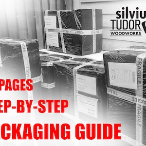 以下が含まれることがあります： 「FRAGILE」と書かれた透明テープで固定された、いくつかの梱包された小包が表示されています。 画像には、赤い文字で「25 PAGES STEP-BY-STEP PACKAGING GUIDE」と書かれています。 発送ラベルが見えます。