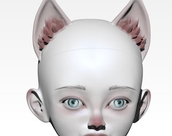 Könnte beinhalten: Ein weißer Puppenkopf mit großen blauen Augen, einer rosa Nase und einem dezenten Lächeln. Die Puppe hat spitze Ohren mit rosa floralen Akzenten. Das Design ist weich und skurril und deutet auf ein Fantasy- oder Charakterprodukt hin.
