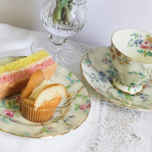 Pretty Vintage Grosvenor Tea cup, Saucer and side plate image 4