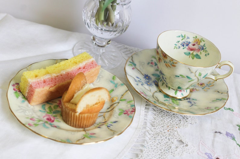 Pretty Vintage Grosvenor Tea cup, Saucer and side plate image 4