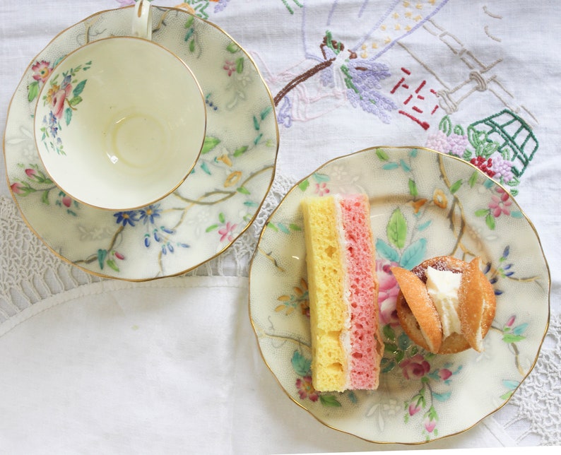 Pretty Vintage Grosvenor Tea cup, Saucer and side plate image 5