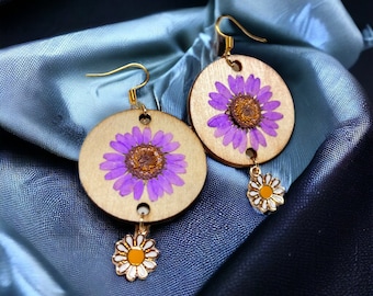 Earrings with daisy and dried flower