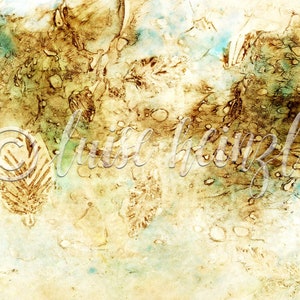 Op de afbeelding: Abstracte aquarelverf met een textuurrijke achtergrond in tinten bruin, beige en blauw. Het schilderij heeft een vervaagd, lichtbruin bladmotief.