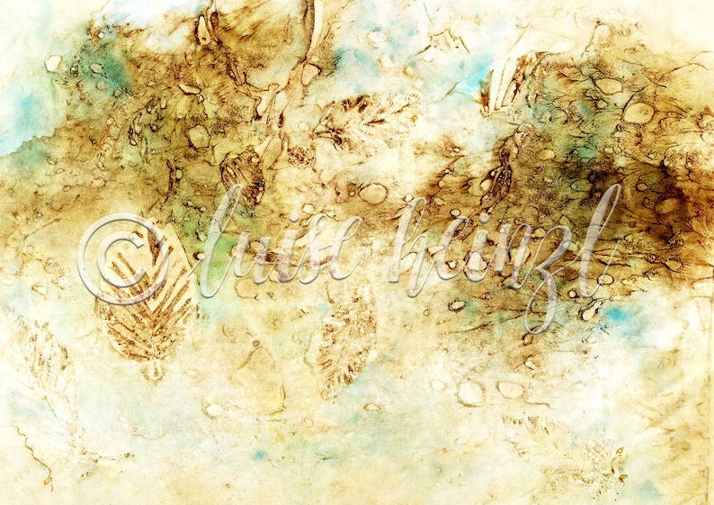 Op de afbeelding: Abstracte aquarelverf met een textuurrijke achtergrond in tinten bruin, beige en blauw. Het schilderij heeft een vervaagd, lichtbruin bladmotief.