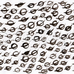 Op de afbeelding: Een witte achtergrond met een patroon van zwarte cirkels en ovalen. De cirkels en ovalen zijn getekend met een dikke zwarte lijn.