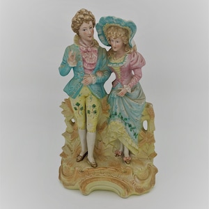 Biscuit statuette young couple