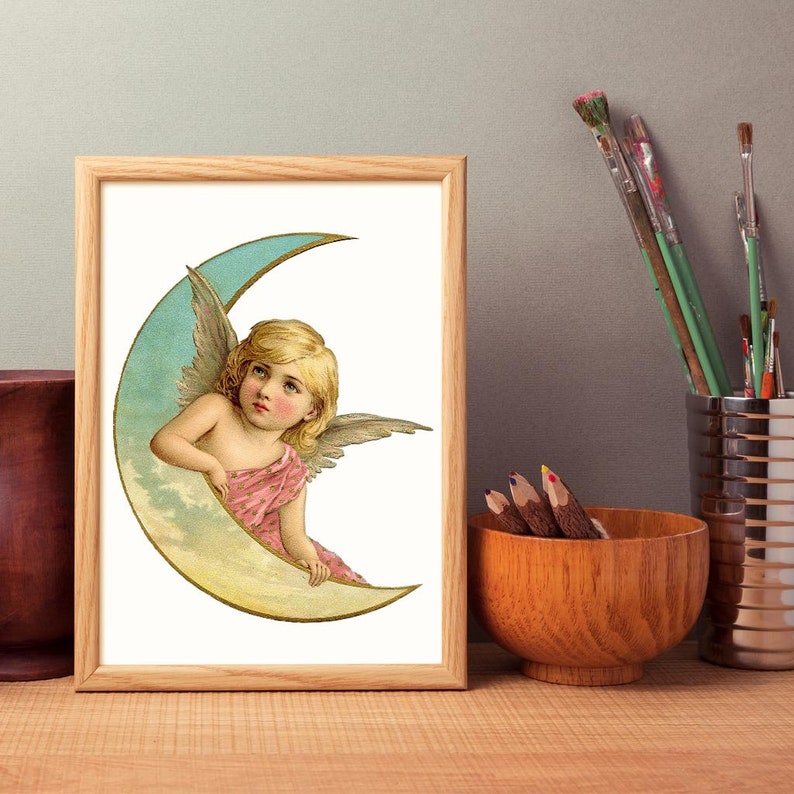 K&ouml;nnte beinhalten: Eine Vintage-Illustration eines Cherubins mit blonden Haaren und einem rosa Kleid, das auf einem Halbmond mit blauen und wei&szlig;en Wolken sitzt.