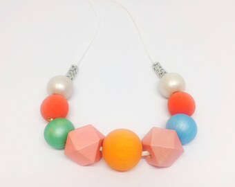 Collana di perline grosse di corallo vivente, grandi perline geometriche colorate in legno, gioielli Long Boho Beach, idee regalo primaverili Bridal Shower fatte a mano