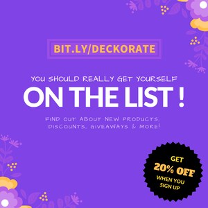 Pu&ograve; includere: Una grafica viola con il testo "BIT.LY/DECKORATE" in un rettangolo giallo. Le parole "YOU SHOULD REALLY GET YOURSELF ON THE LIST!" sono in bianco. L'immagine dice anche "FIND OUT ABOUT NEW PRODUCTS, DISCOUNTS, GIVEAWAYS & MORE!" e "GET 20% OFF WHEN YOU SIGN UP."