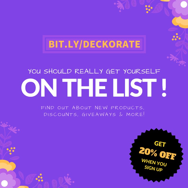 Pu&ograve; includere: Una grafica viola con il testo "BIT.LY/DECKORATE" in un rettangolo giallo. Le parole "YOU SHOULD REALLY GET YOURSELF ON THE LIST!" sono in bianco. L'immagine dice anche "FIND OUT ABOUT NEW PRODUCTS, DISCOUNTS, GIVEAWAYS & MORE!" e "GET 20% OFF WHEN YOU SIGN UP."
