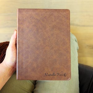 Biblia KJV personalizada con margen ancho / Versión King James / Nombre grabado personalizado / Biblia de una sola columna para diario / Regalo cristiano