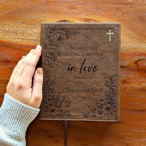 Gepersonaliseerde NIV-journaalbijbel - bruin | Dubbele kolom, 8 pt lettertype, rode letter | Bloemen vol liefde | Bijbel voor stelletjes | Huwelijkscadeau
