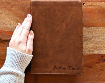 Biblia ESV personalizada con letra grande - Piel sintética TruTone marrón oscuro / Nombre personalizado grabado / Mapas a todo color / Regalo cristiano