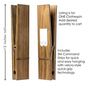 Puede incluir: Un juego de dos pinzas de ropa de madera marr&oacute;n, cada una con una altura de 30,5 cm. Las pinzas de ropa est&aacute;n dise&ntilde;adas para colgar art&iacute;culos en una pared e incluyen tiras adhesivas 3M Command para un f&aacute;cil colgado.