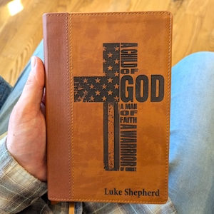 Biblia NVI personalizada / Cruz con bandera estadounidense / Nombre grabado personalizado / Letra grande / Un hijo de Dios, un hombre de fe, un guerrero de Cristo
