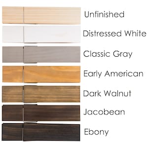 Puede incluir: Siete pinzas de madera en diferentes manchas de madera, de izquierda a derecha: Sin terminar, Blanco desgastado, Gris cl&aacute;sico, Americano antiguo, Nogal oscuro, Jacobeo, &Eacute;bano.