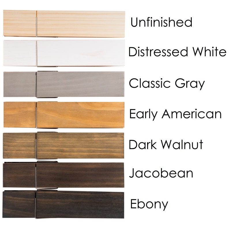 Puede incluir: Siete pinzas de madera en diferentes manchas de madera, de izquierda a derecha: Sin terminar, Blanco desgastado, Gris cl&aacute;sico, Americano antiguo, Nogal oscuro, Jacobeo, &Eacute;bano.