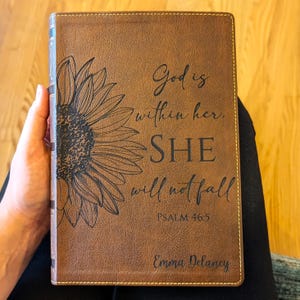 Biblia NKJV personalizada / Nueva versión King James / Nombre grabado personalizado / Biblia de referencia fácil de leer / Regalo cristiano de girasol para ella