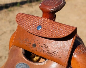 Saddle Phone Holder – Secure Trail Riding Pouch for Western Saddles | Lightweight Saddle Bag for Cell Phone & Essentials | One Flower