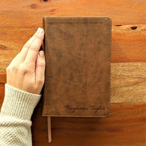 Puede incluir: Un juego de tres tazas de cerámica con un acabado mate moteado. Las tazas son en tonos crema, gris claro y gris oscuro. Cada taza tiene un diseño simple y minimalista, ideal para café o té.