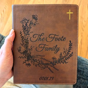 Biblia NIV personalizada para llevar un diario / Nueva versión internacional / Nombre personalizado grabado / Biblia de estudio fácil de leer / Regalo cristiano familiar
