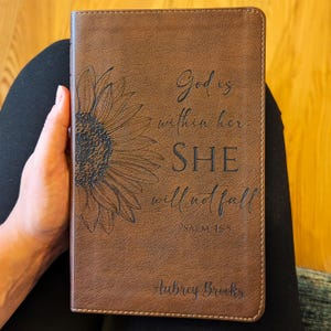 Biblia de referencia NLT personalizada de línea fina / Nombre grabado personalizado / Compatible con aplicaciones / Biblia de estudio portátil, regalo para hombres y mujeres